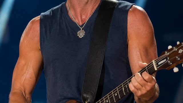 Kenny Chesney Sticks to Music, Leaves Politics Out of the Spotlight | mustang303 link, star games ca
